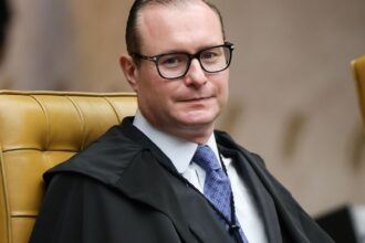 Ministro Cristiano Zanin em sessão plenária do STF