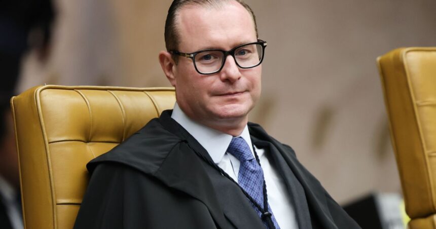 Ministro Cristiano Zanin em sessão plenária do STF