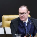O ministro Cristiano Zanin durante sessão plenária do STF