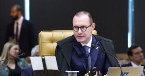 O ministro Cristiano Zanin durante sessão plenária do STF