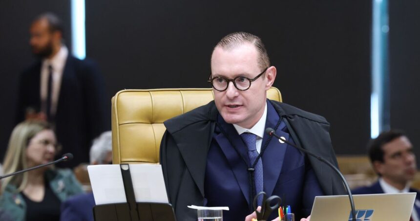 O ministro Cristiano Zanin durante sessão plenária do STF