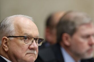 Fachada e plenário do Supremo Tribunal Federal em Brasília