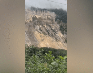Encosta de montanha desaba sobre rio no Nepal