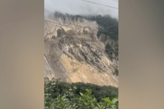 Encosta de montanha desaba sobre rio no Nepal