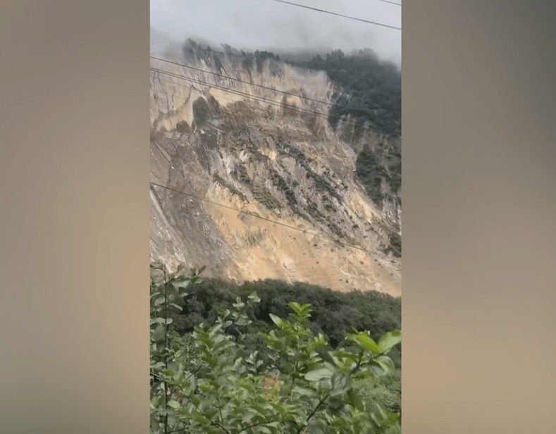 Encosta de montanha desaba sobre rio no Nepal