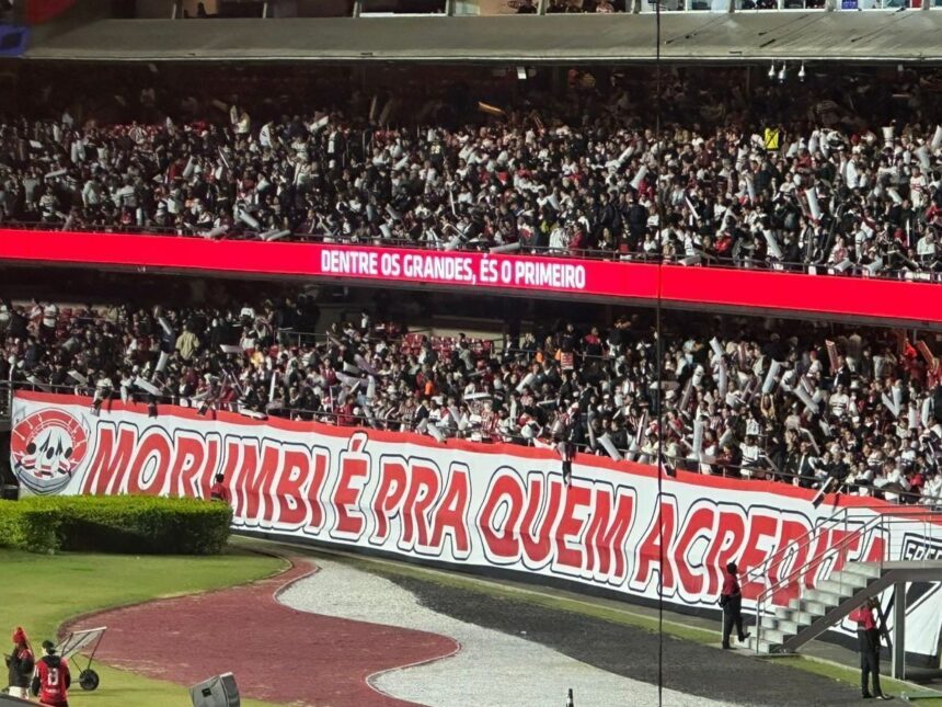 "Morumbi é pra quem acredita", diz faixa da torcida do São Paulo