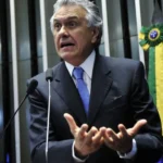 Ronaldo Caiado e aliados políticos em evento oficial