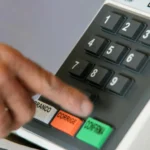 Urna eletrônica brasileira em sessão de votação.