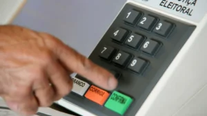 Urna eletrônica brasileira em sessão de votação.