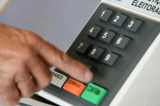 Urna eletrônica brasileira em sessão de votação.