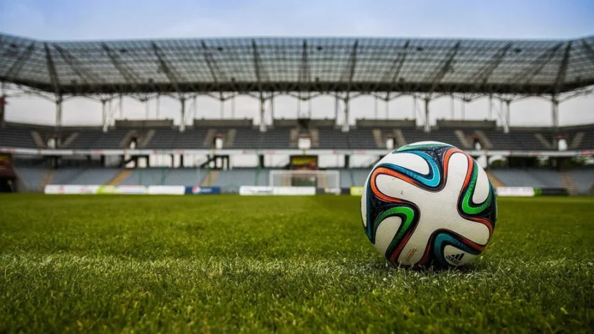 Estádio de futebol brasileiro com torcida nas arquibancadas