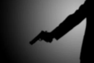 Viatura e agentes de segurança em operação policial