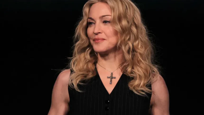 Madonna no palco do VMA em Los Angeles