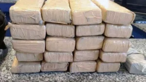 Caminhão abordado pela Polícia Rodoviária Federal em rodovia