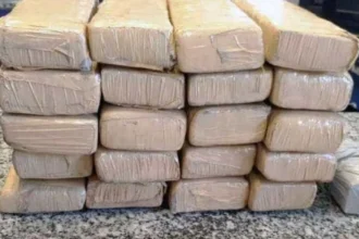 Caminhão abordado pela Polícia Rodoviária Federal em rodovia