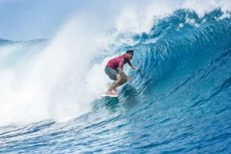 Surfista em ação nas ondas