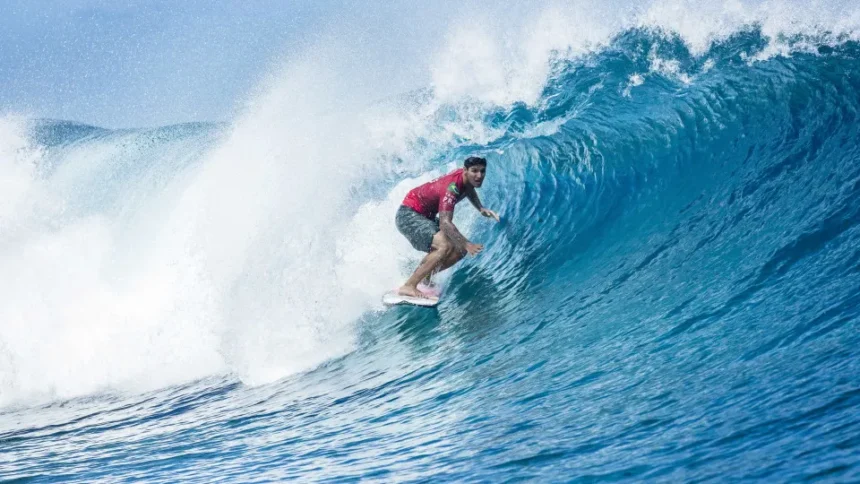 Surfista em ação nas ondas