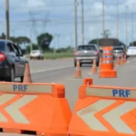 Viaturas da Polícia Rodoviária Federal em patrulhamento em rodovia federal.