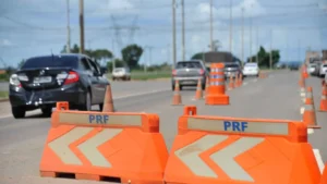 Viaturas da Polícia Rodoviária Federal em patrulhamento em rodovia federal.