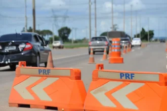 Viaturas da Polícia Rodoviária Federal em patrulhamento em rodovia federal.
