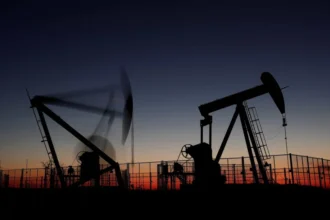 Petróleo recua em meio à tensão nas rotas marítimas