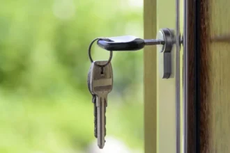 Fachada de prédio residencial em área urbana