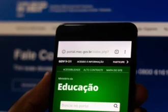 Estudantes em ambiente universitário