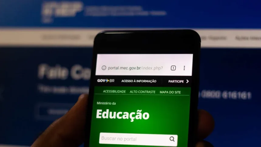 Estudantes em ambiente universitário