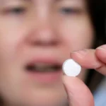 Caixa de medicamentos e materiais de laboratório em ambiente hospitalar