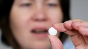 Caixa de medicamentos e materiais de laboratório em ambiente hospitalar
