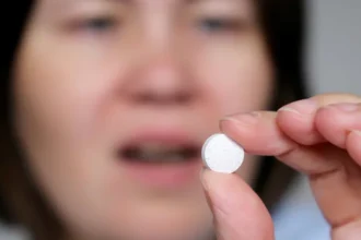 Caixa de medicamentos e materiais de laboratório em ambiente hospitalar