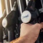 Caminhão em rodovia brasileira representando o setor de transporte afetado pelo preço do diesel