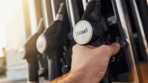 Caminhão em rodovia brasileira representando o setor de transporte afetado pelo preço do diesel