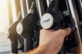 Caminhão em rodovia brasileira representando o setor de transporte afetado pelo preço do diesel
