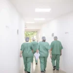 Equipe de enfermagem em ambiente hospitalar de atendimento de urgência