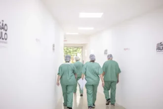 Equipe de enfermagem em ambiente hospitalar de atendimento de urgência