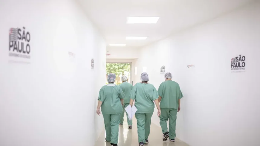 Equipe de enfermagem em ambiente hospitalar de atendimento de urgência