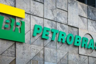 Plataforma de petróleo da Petrobras no mar