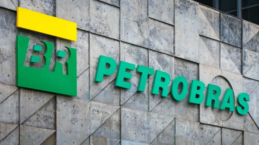 Plataforma de petróleo da Petrobras no mar
