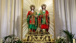 Imagem de São Cosme e Damião em celebração tradicional