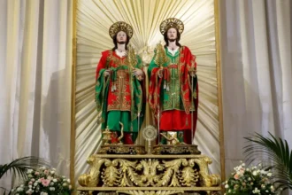 Imagem de São Cosme e Damião em celebração tradicional