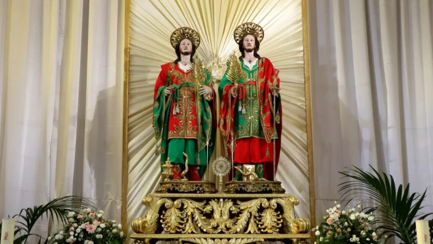 Imagem de São Cosme e Damião em celebração tradicional