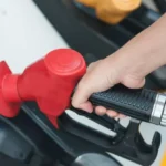 Posto de combustíveis com placa de preços no Brasil