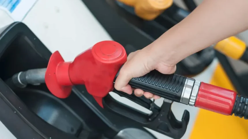 Posto de combustíveis com placa de preços no Brasil