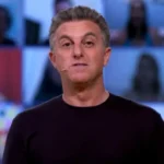 Luciano Huck durante gravação de programa de televisão