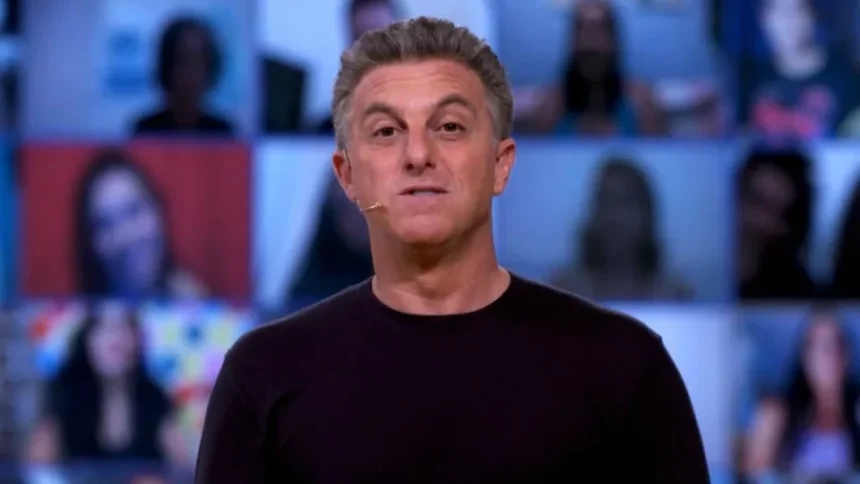 Luciano Huck durante gravação de programa de televisão