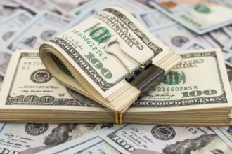 Dólar sobe e Bolsa cai com petróleo perto de US$ 110