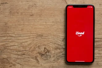 Interface de aplicativo do iFood exibida na tela de um telefone celular
