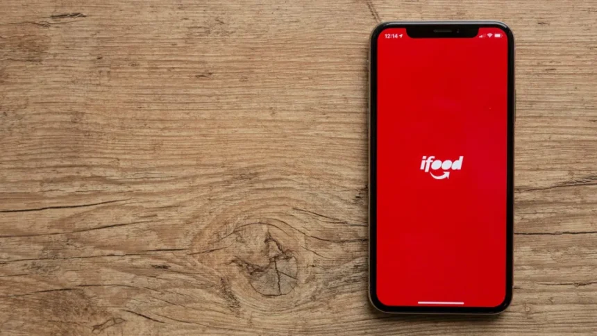 Interface de aplicativo do iFood exibida na tela de um telefone celular