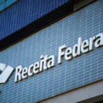Prédio da Receita Federal em dia nublado